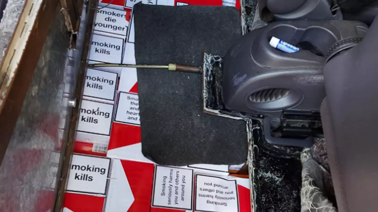 Paquets de tabac amagats a un doble fons d'un cotxe.