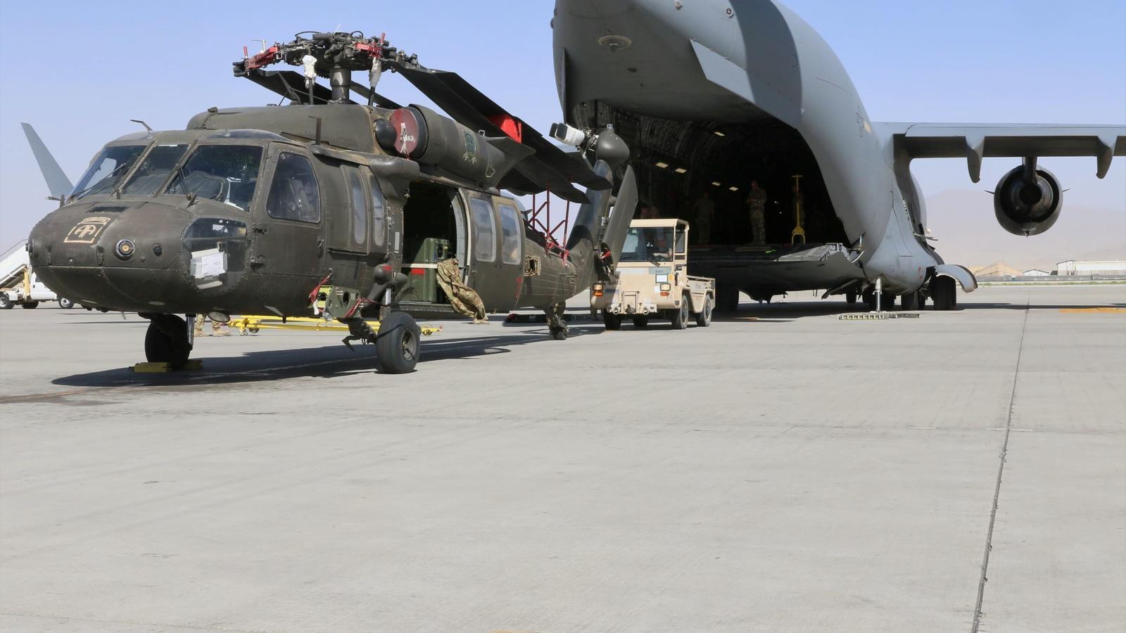 Un helicòpter es carrega en un portaavions per tal de ser retirat de l'Afganistan