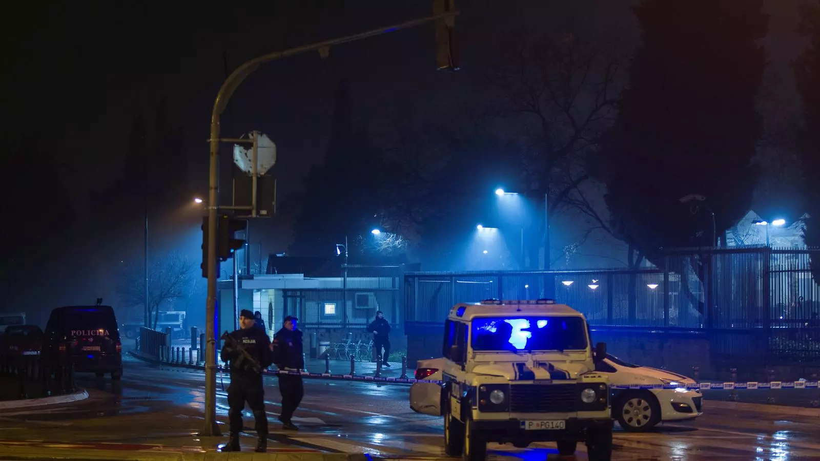 Policia montenegrina protegeix l'entrada de l'ambaixada nord-americana després de l'atac