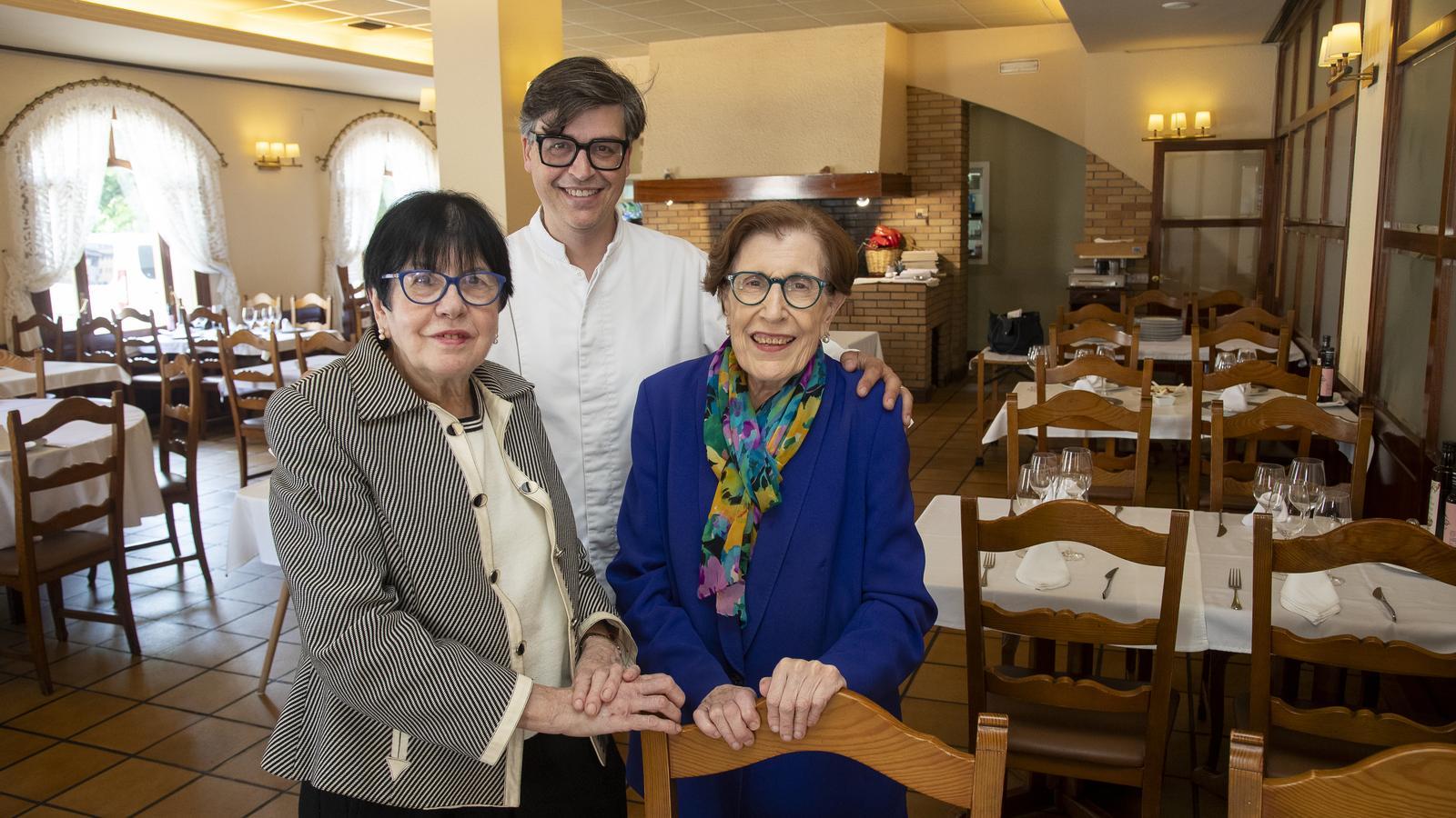 La Rosita, en Pep y la Nati Camps Franquesa, en la sala del restaurante Hostal Colomí, con la brasa al fondo
