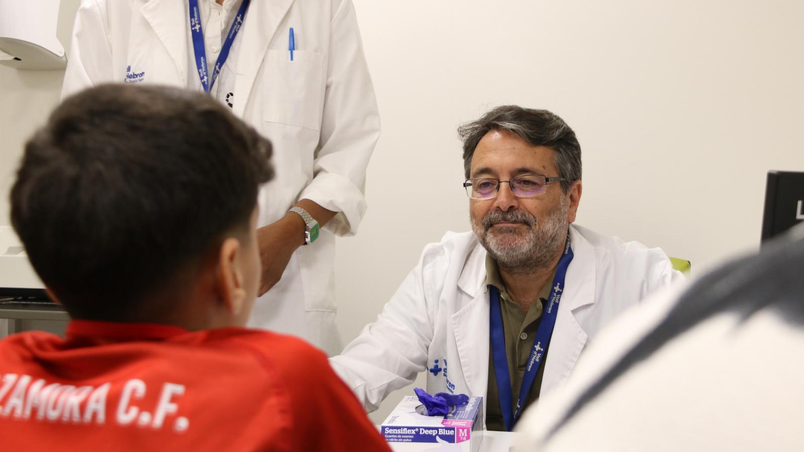Doctor Marino Asensio with the child to whom the first pediatric surgery in Europe has been performed with a robot that operates through a single incision.