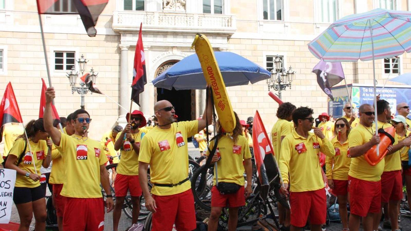 Rescuers rally this Friday in front of City Hall.