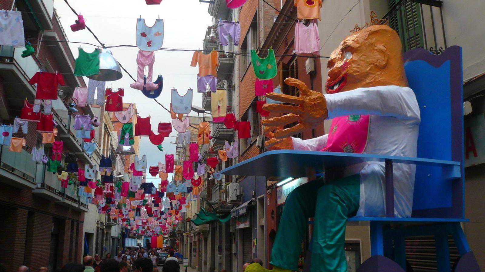 Els carrers del barri de Sants s'engalanen per la Festa Major.