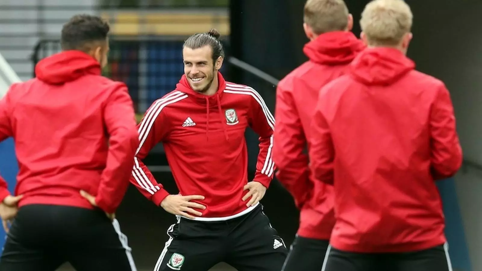 Bale somriu mentre estira amb els seus companys a la gespa de l'estadi de Tolosa