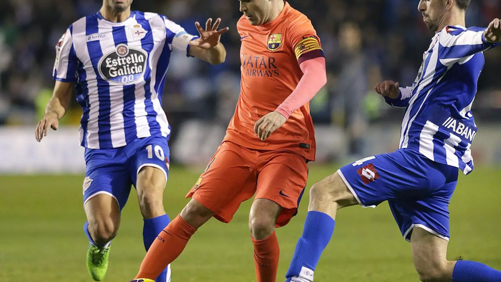 Iniesta controla una pilota / EFE