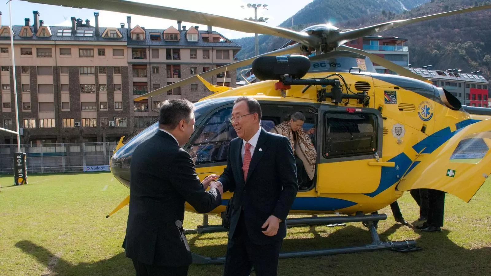 El secretari general de l'ONU, Ban Ki-moon, rebut pel ministre d'Afers Estrangers, Gilbert Saboya, en la seva arribada a Andorra ahir al matí en helicòpter.