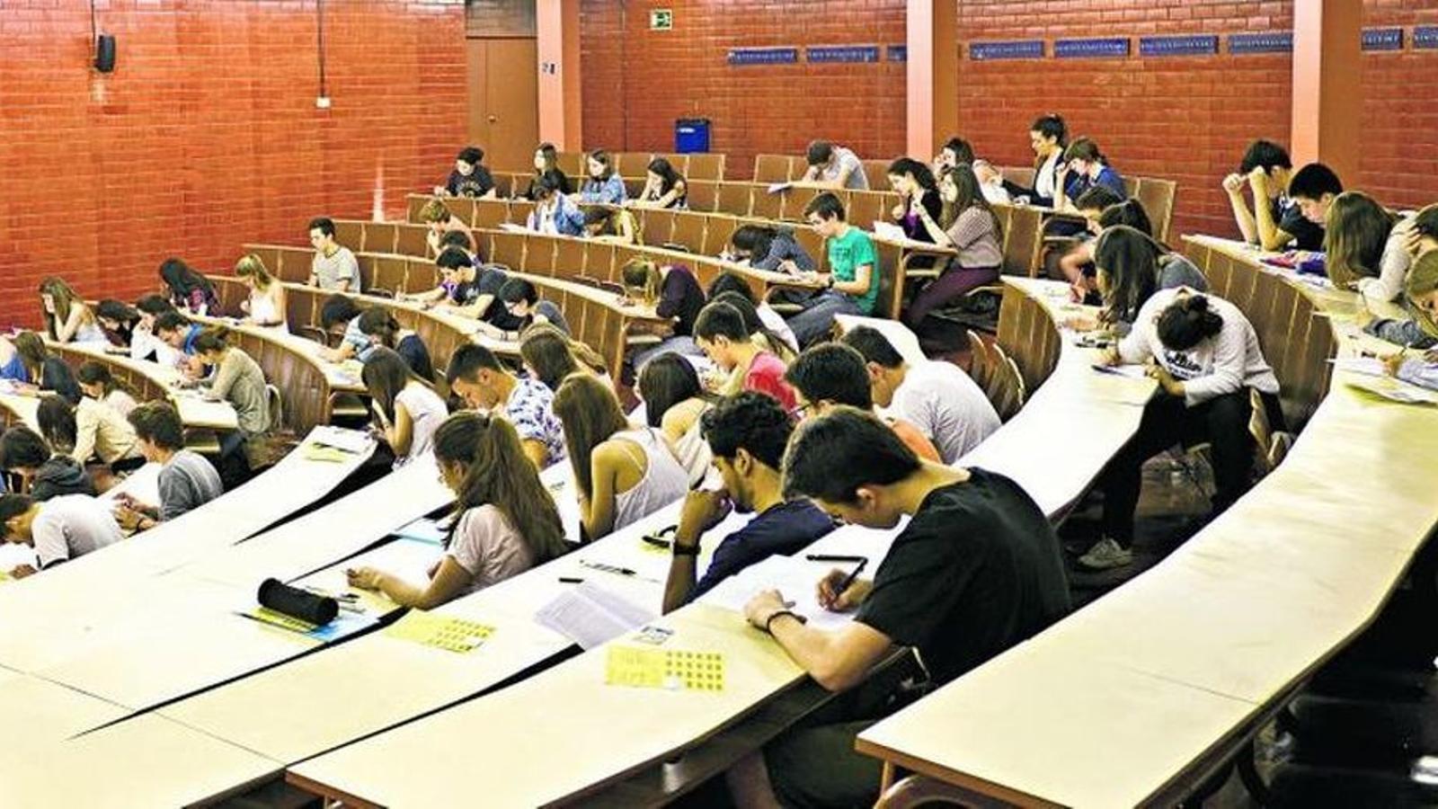 Un grup d'alumnes fent la selectivitat