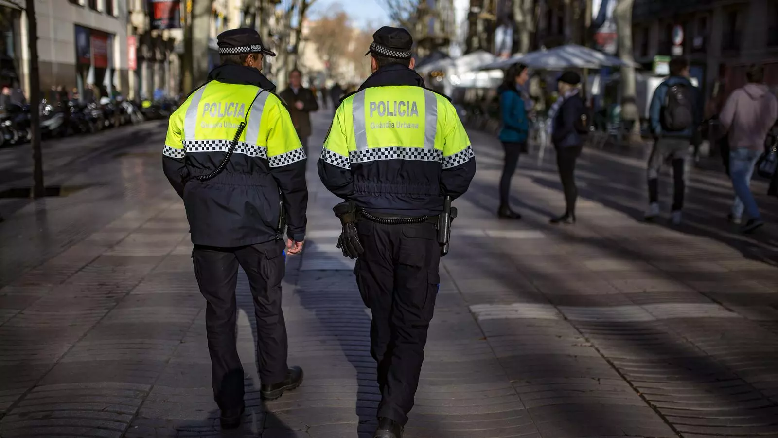 Dos agents de la Guàrdia Urbana en una imatge d'arxiu