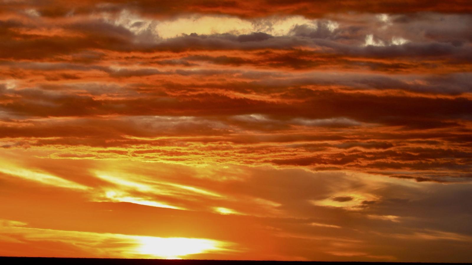 Red dawn this Thursday in Begur, in Baix Empordà.