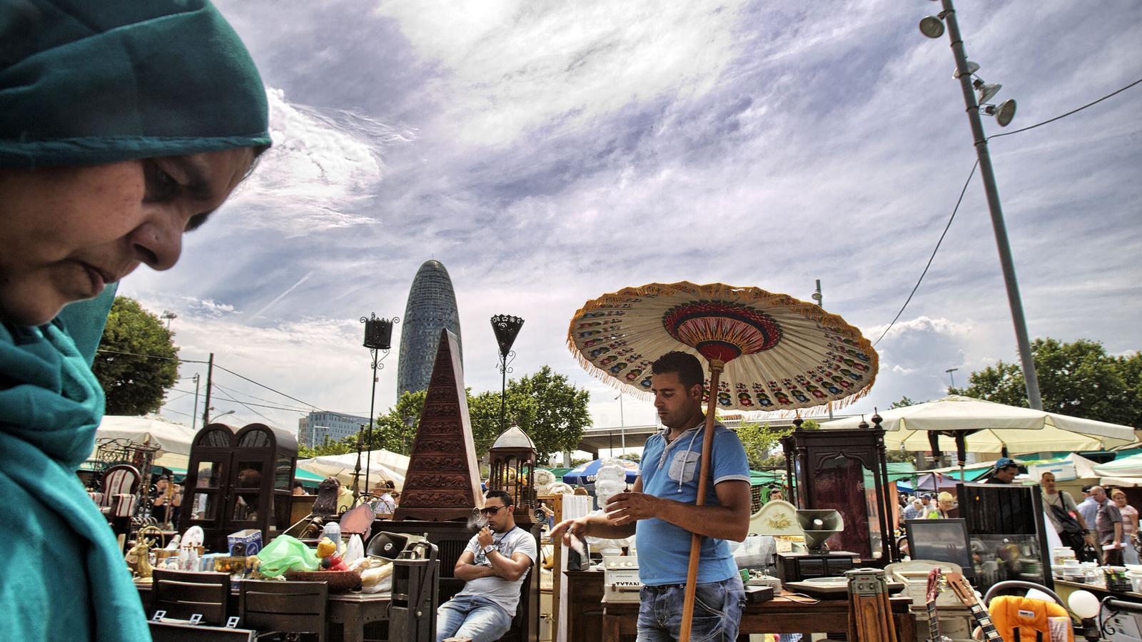 UN MERCAT AMB CARÀCTER
 Els Encants Vells, a la plaça de les Glòries, tenen un ritme i una rutina propis que caldrà adaptar a la nova instal·lació,  a la mateixa plaça.