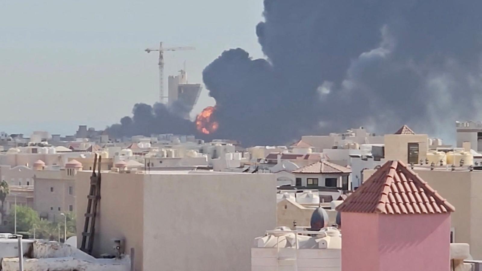 Un incendio en la ciudad de Mangaf, en Kuwait, a causa de un ataque iraní.