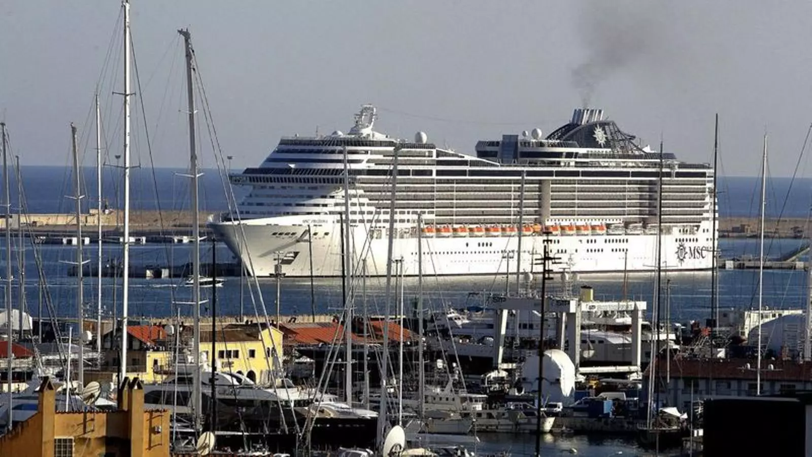 Un megacreuer al port de Palma.