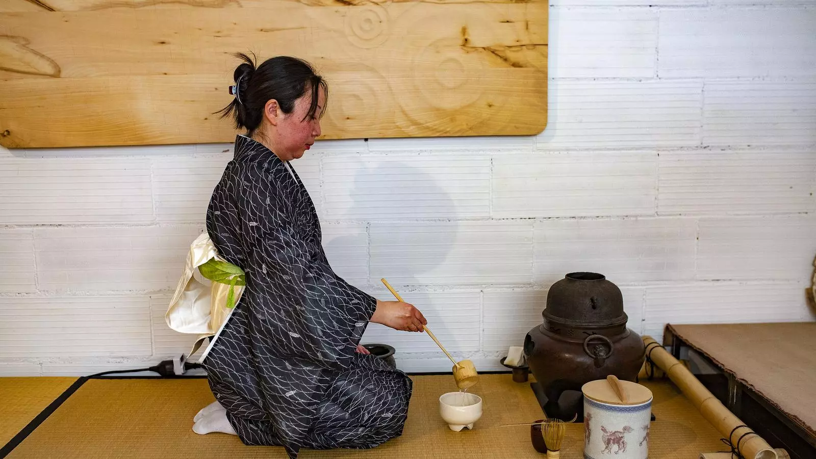 La Jing Jing, amb el kimono tradicional, serveix el te