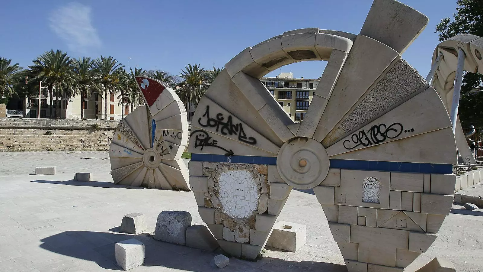 Vandalisme a les escultures del parc de la Mar