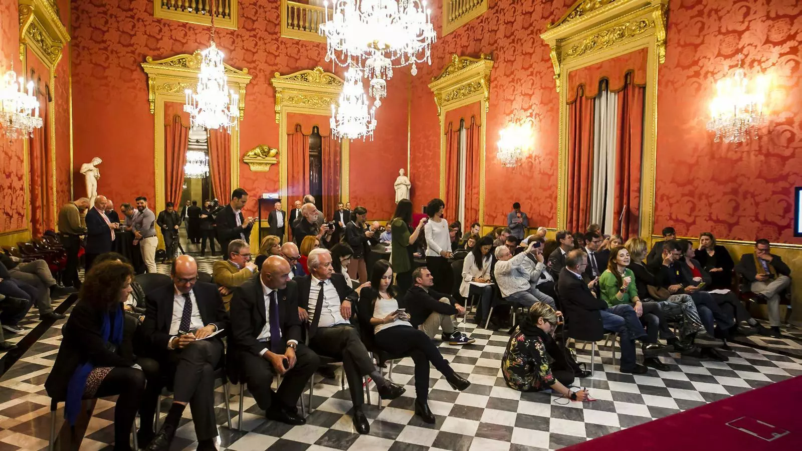 La Cambra de Comerç de Barcelona durant la nit de les eleccions.