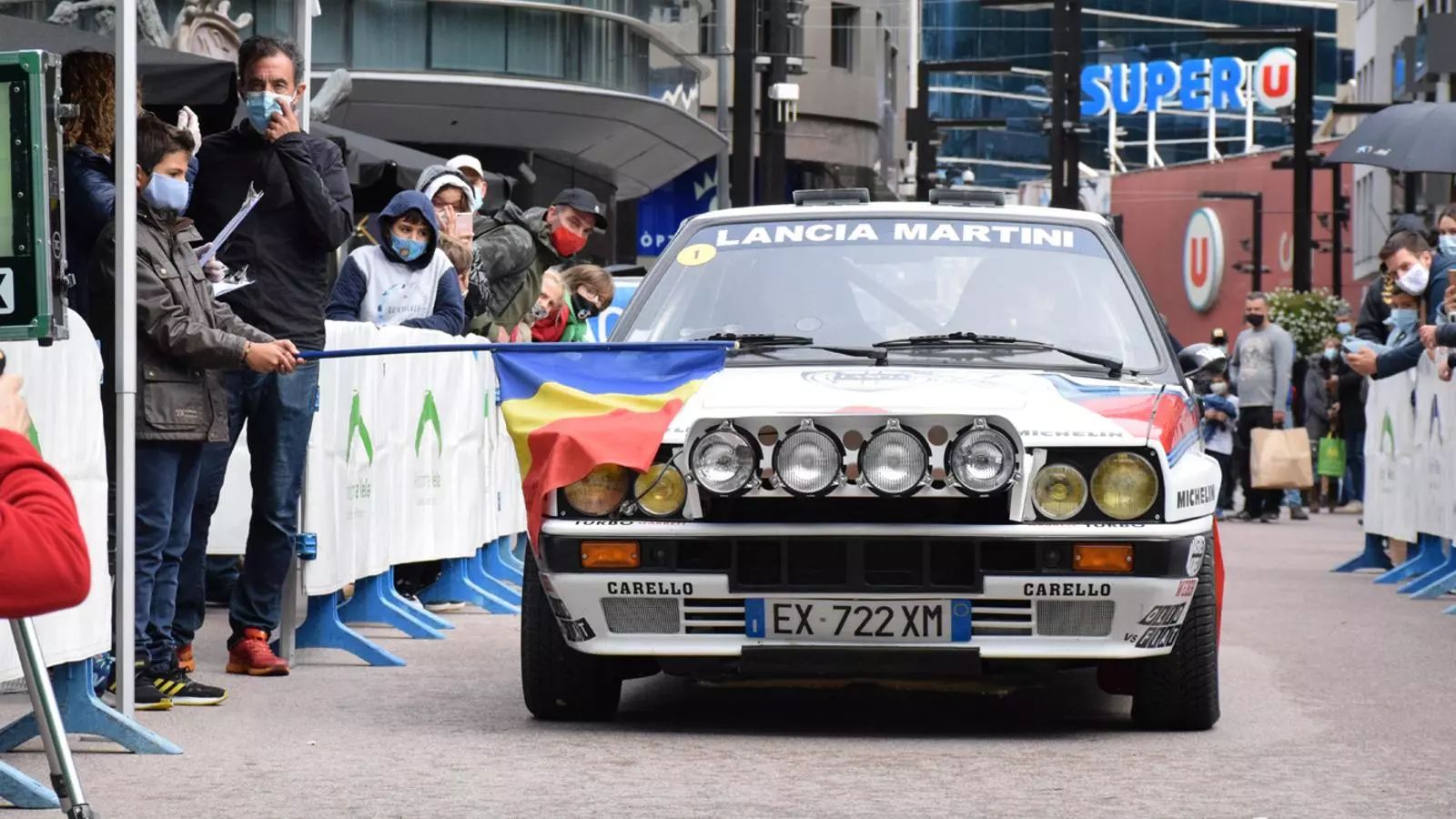 Un moment del tret de sortida del 49è Ral·li d'Andorra a la capital. / M. P. (ANA)