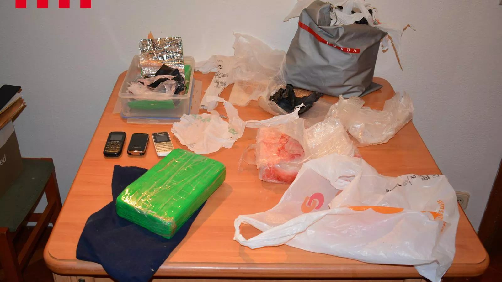 Telèfons mòbils i droga que els Mossos d'Esquadra van trobar en el domicili