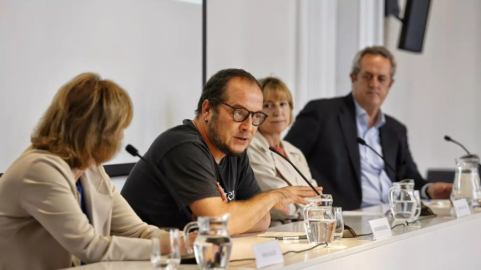 Fernàndez, amb Sallés, Forcadell i Forn, durant la roda de premsa al Col·legi de Periodistes de Barcelona