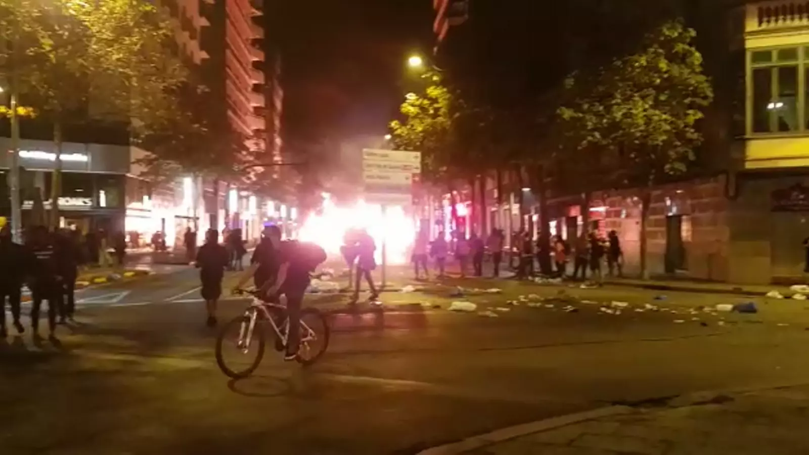 Manifestants cremen contenidors a Girona pel tercer aniversari de l'1-O