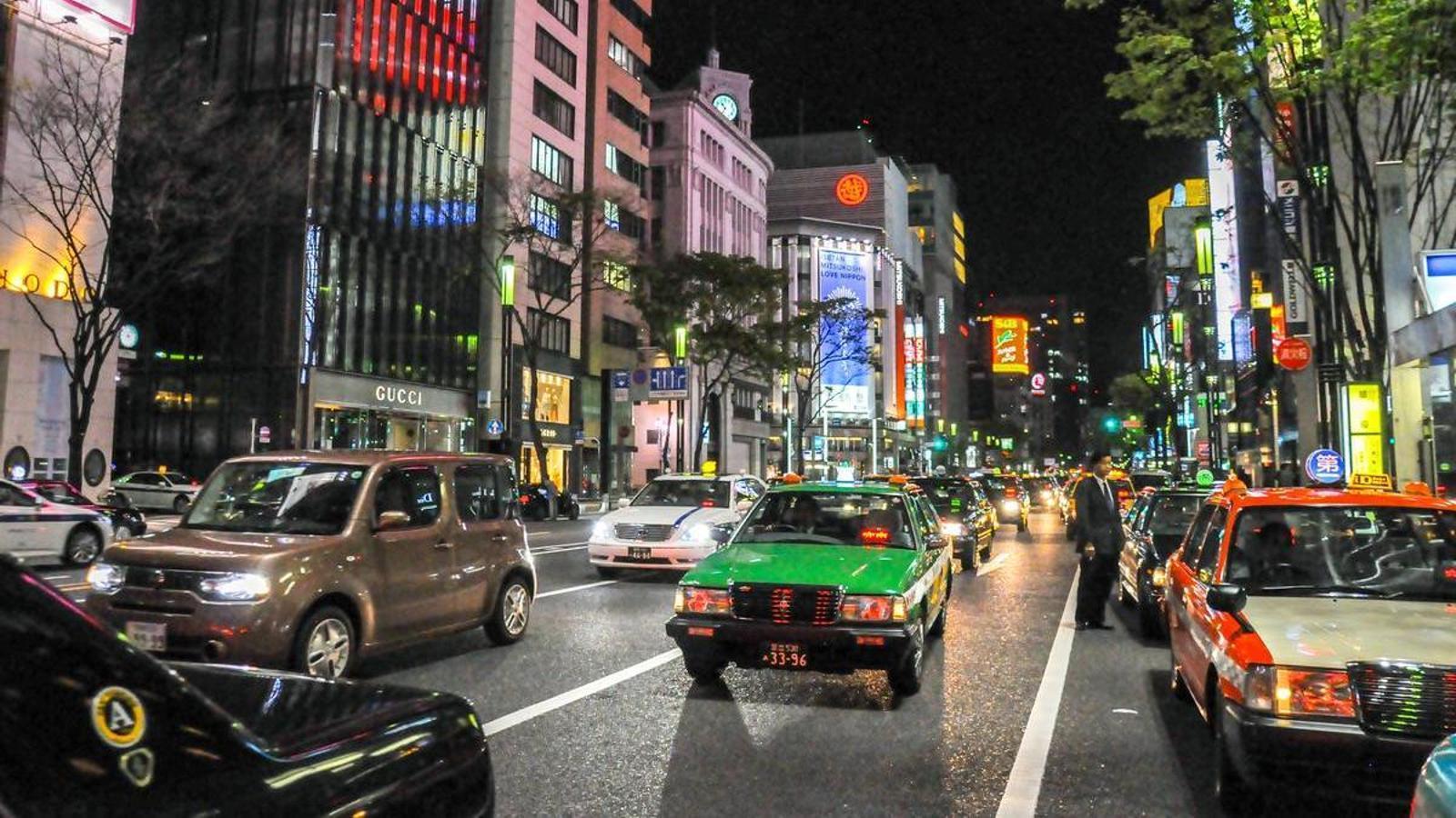 Tránsito en Tokio, Japón.