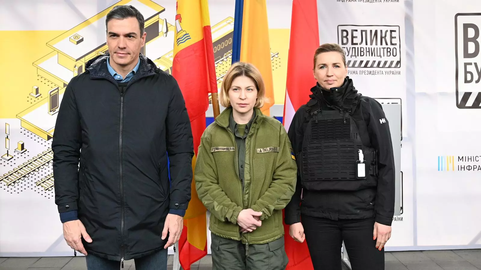 Pedro Sánchez, con la vice primera ministra de Asuntos Europeos, Olha Stefanishyna, y la primera ministra danesa, Mette Frederiksen