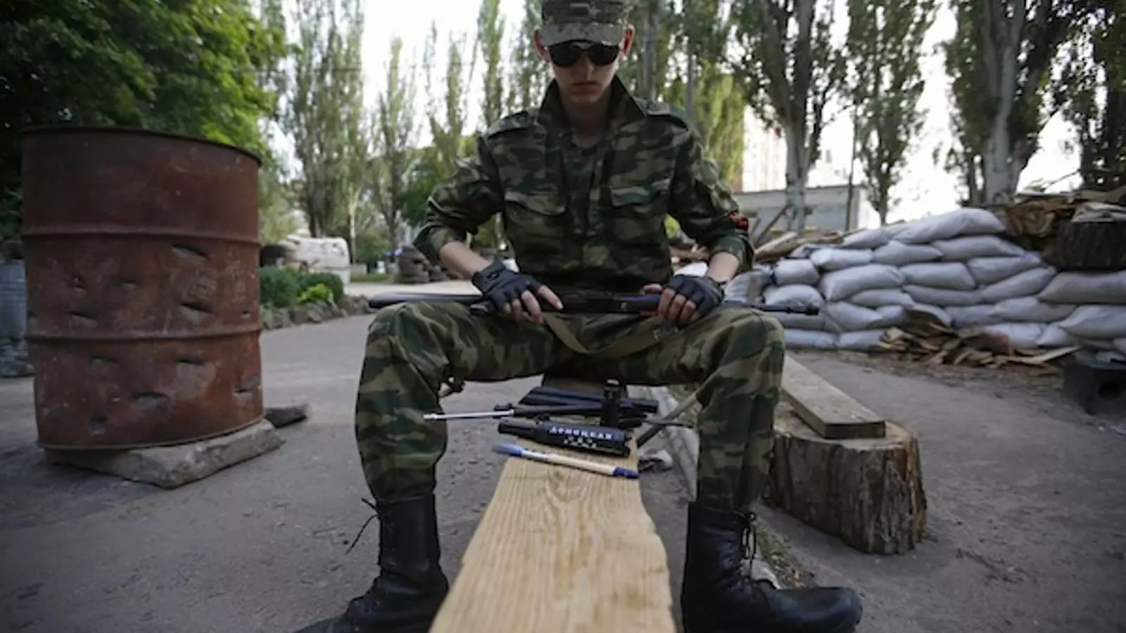 Un rebel pro-rús en un punt de control a Slaviansk. REUTERS