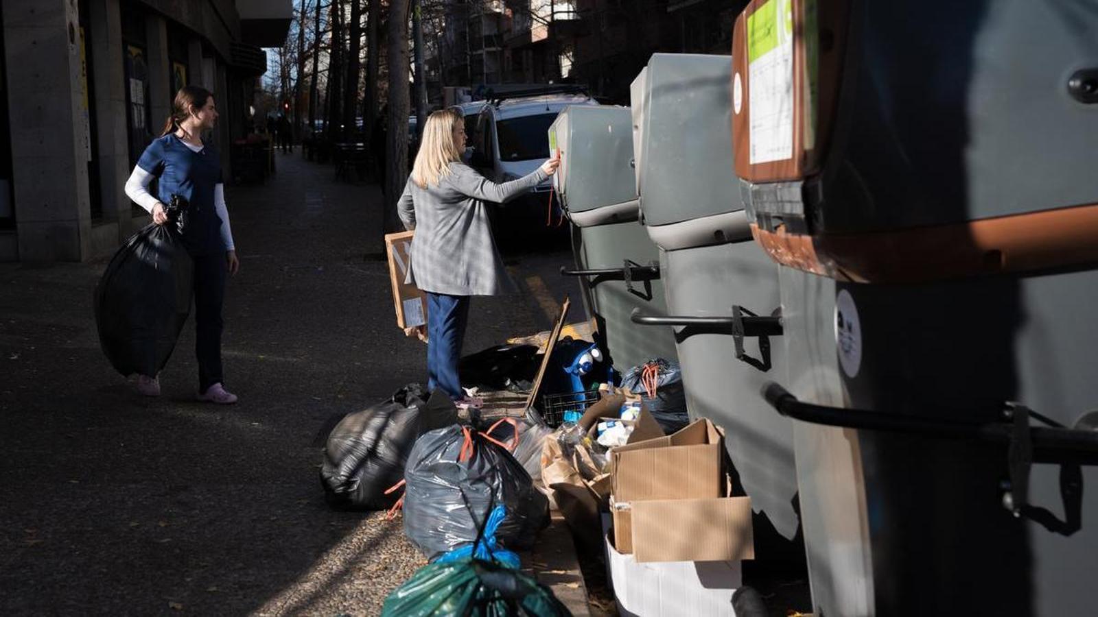 Smart containers in Girona, surrounded by garbage on the ground