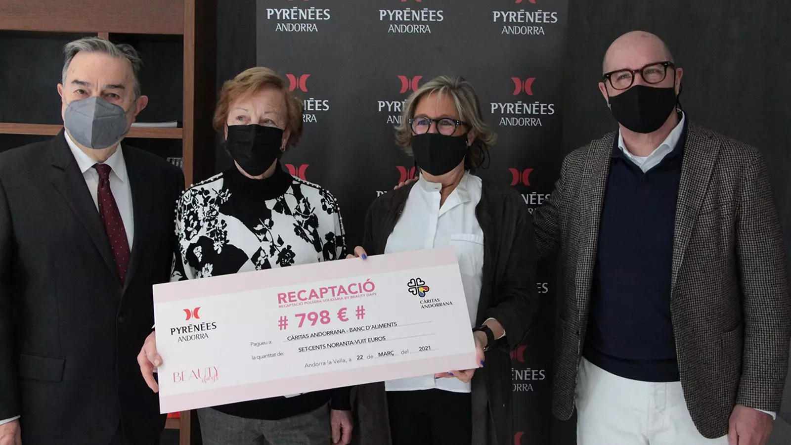 L'acte de lliurament del xec, aquest dilluns a Pyrénées.