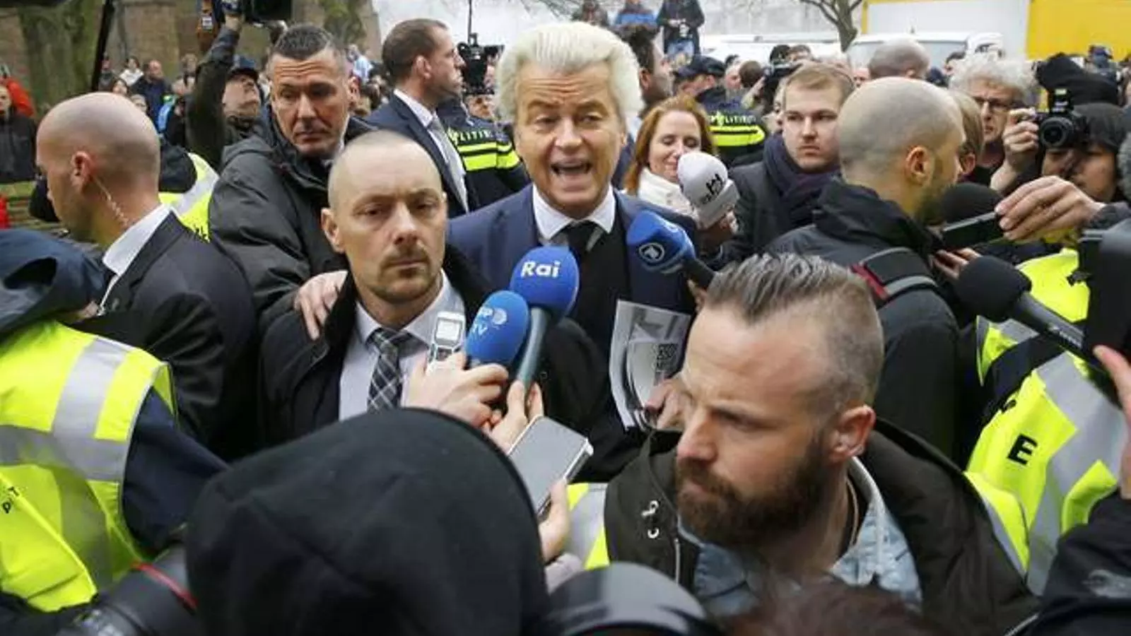 Wilders, envoltat de periodistes i seguretat, fent campanya a Rotterdam.