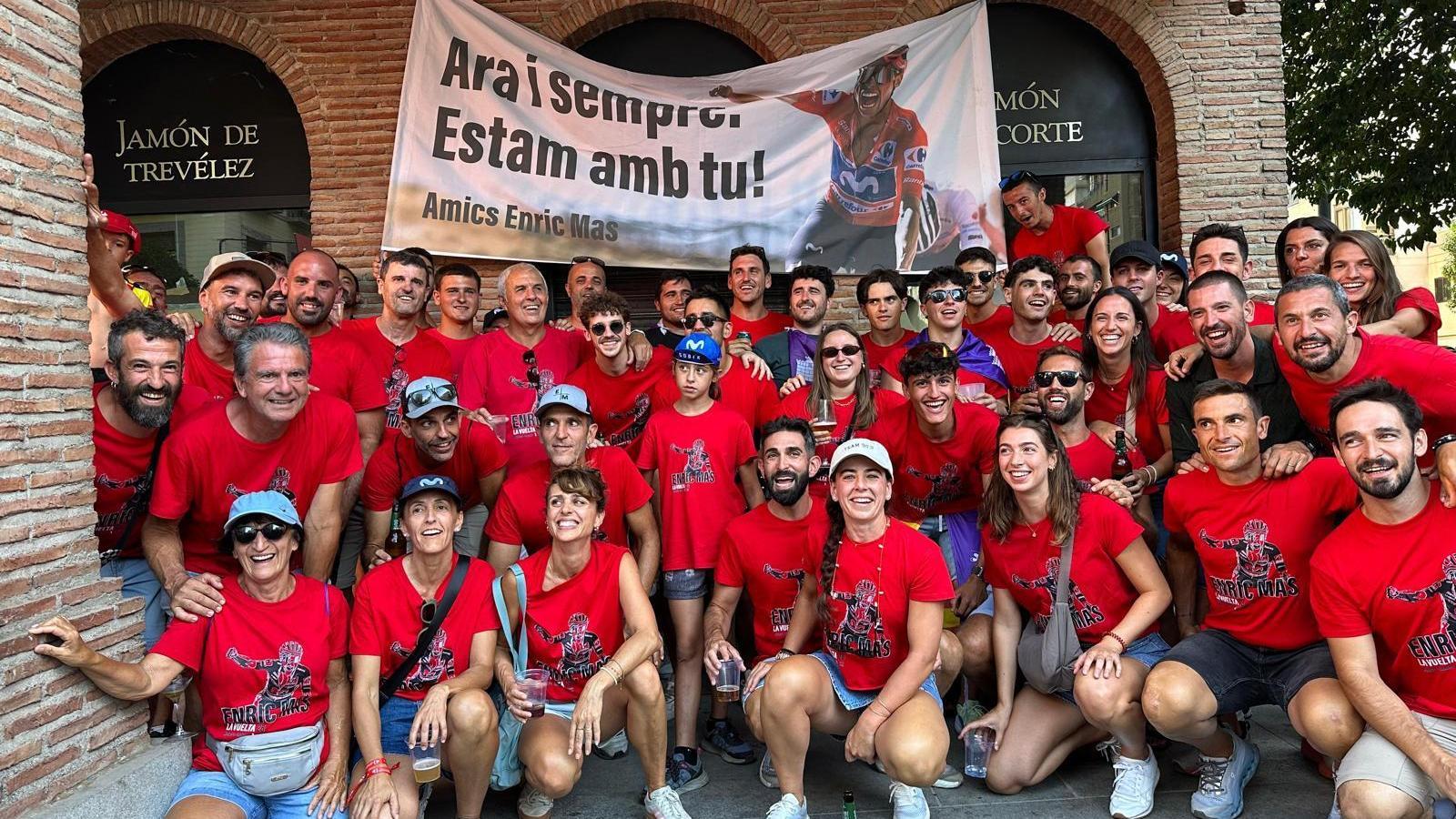 Amigos y vecinos de Enric Mas desplazados a Granada para acompañar al ciclista de Artà en la última etapa de la Vuelta.