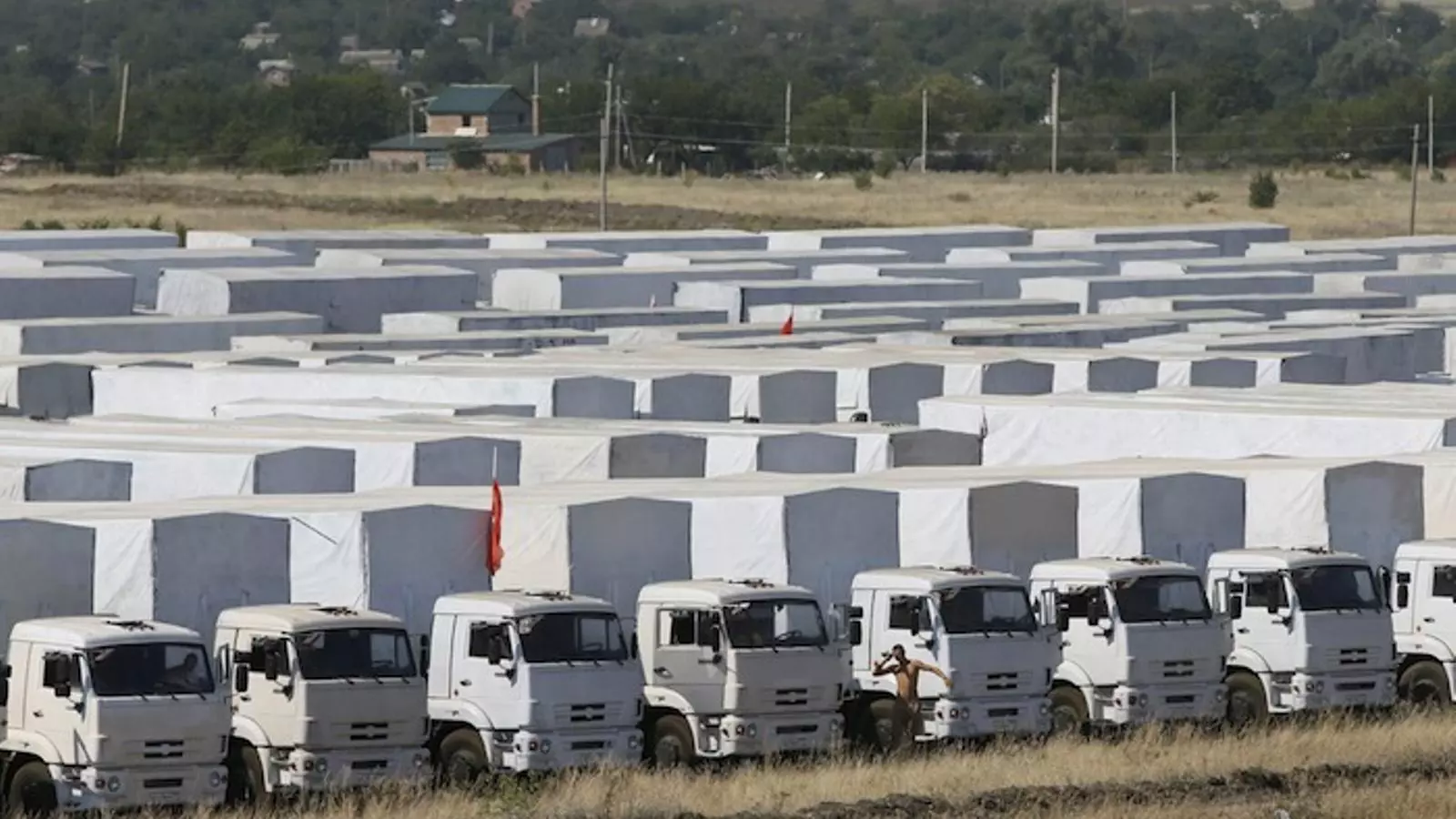 El comboi rus espera a la frontera l'autorització per dur l'ajut a Ucraïna. YURI KOTXETKOV / EFE
