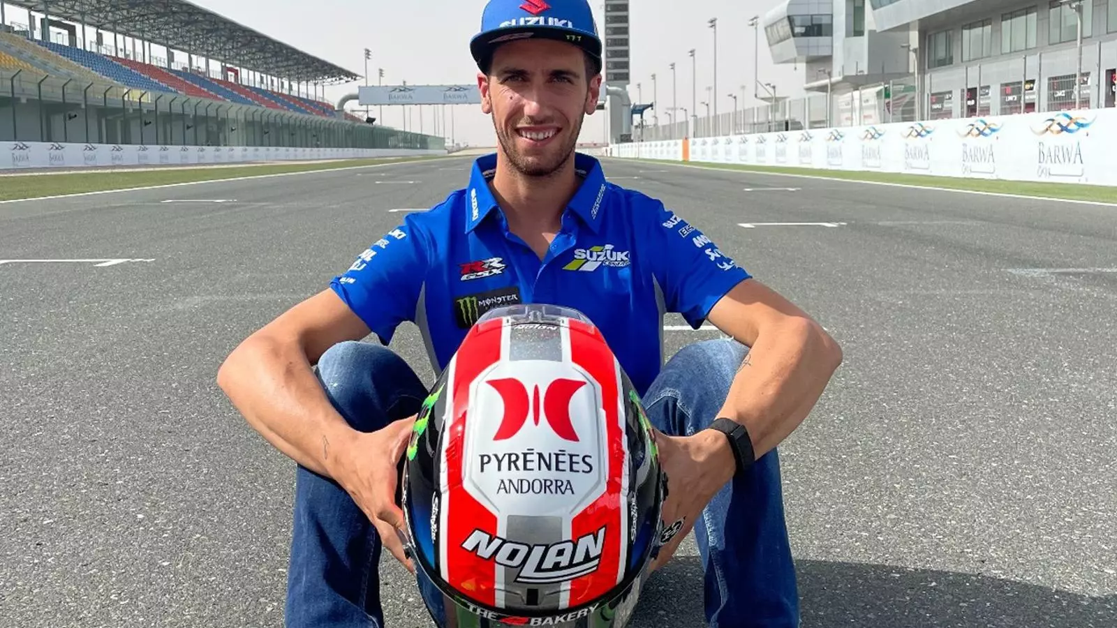 El pilot Àlex Rins amb la imatge de Pyrénées a la part superior del casc.