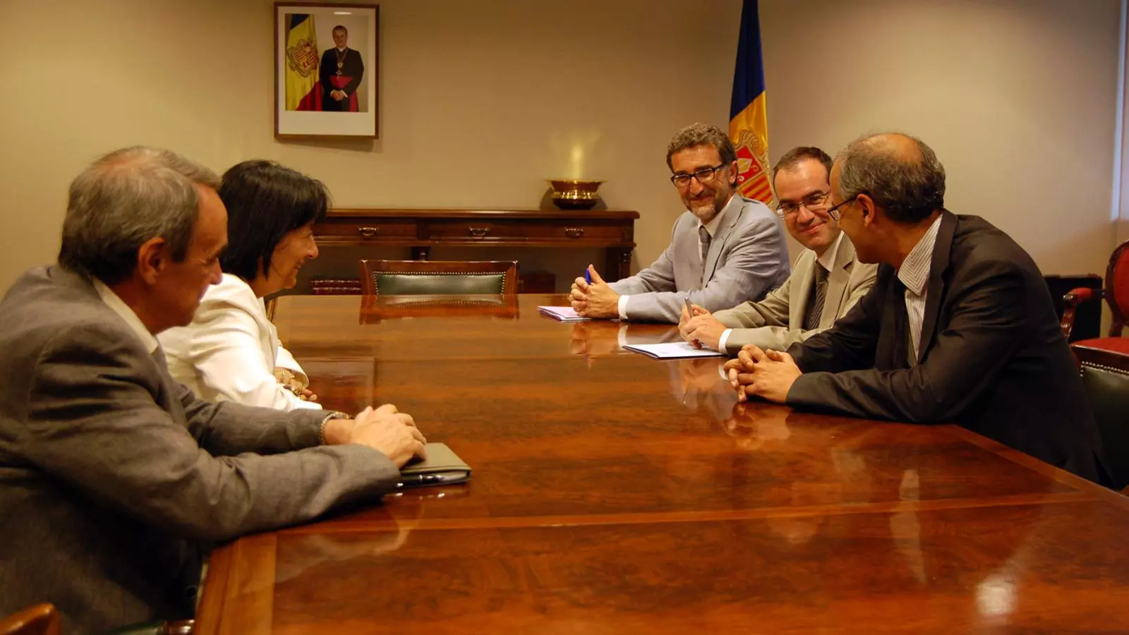 Un moment de la reunió del cap de Govern, Toni Martí, i el ministre d'Economia i Territori, Jordi Alcobé, amb els cònsols d'Andorra la Vella, Rosa Ferrer i Jordi Minguillón.