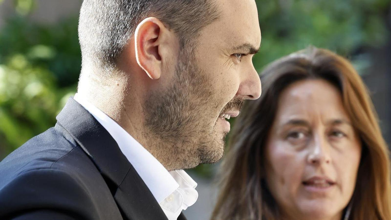 El consejero de la Presidencia, Albert Dalmau, acompañado por la consejera de Educación y Formación Profesional, Esther Niubó.