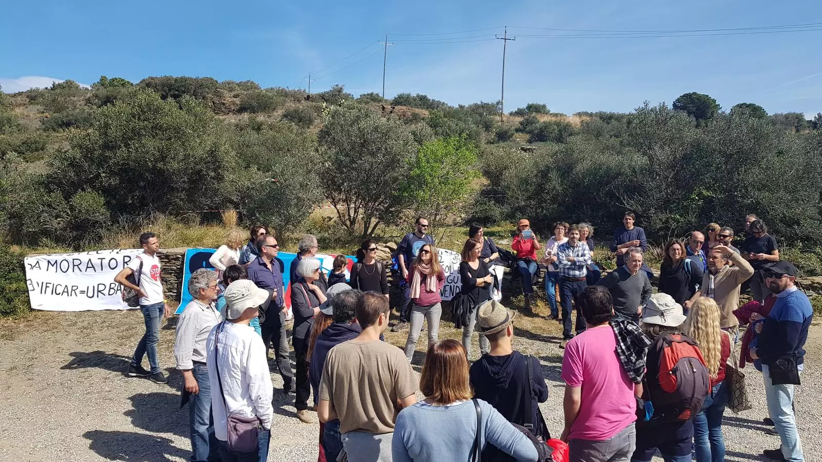 Imatge dels manifestants davant de les obres de Sa Guarda de Cadaqués