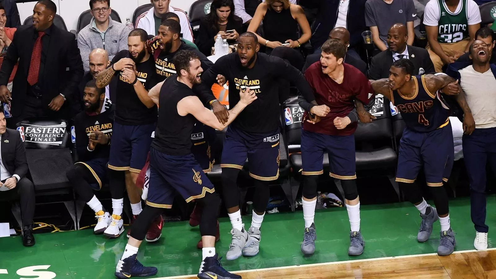 Els jugadors dels Cavaliers celebren la classificació per a la final de la NBA