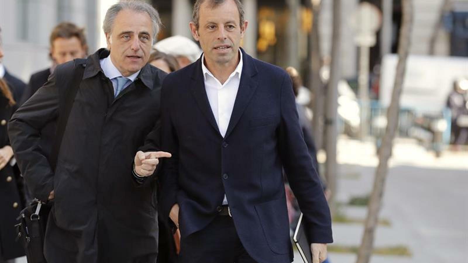 Pau Molins i Sandro Rosell, arribant a l'Audiència Nacional