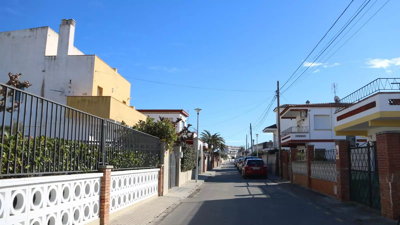 El carrer de Torredembarra on vivien la dona morta per un tret i la seva parella