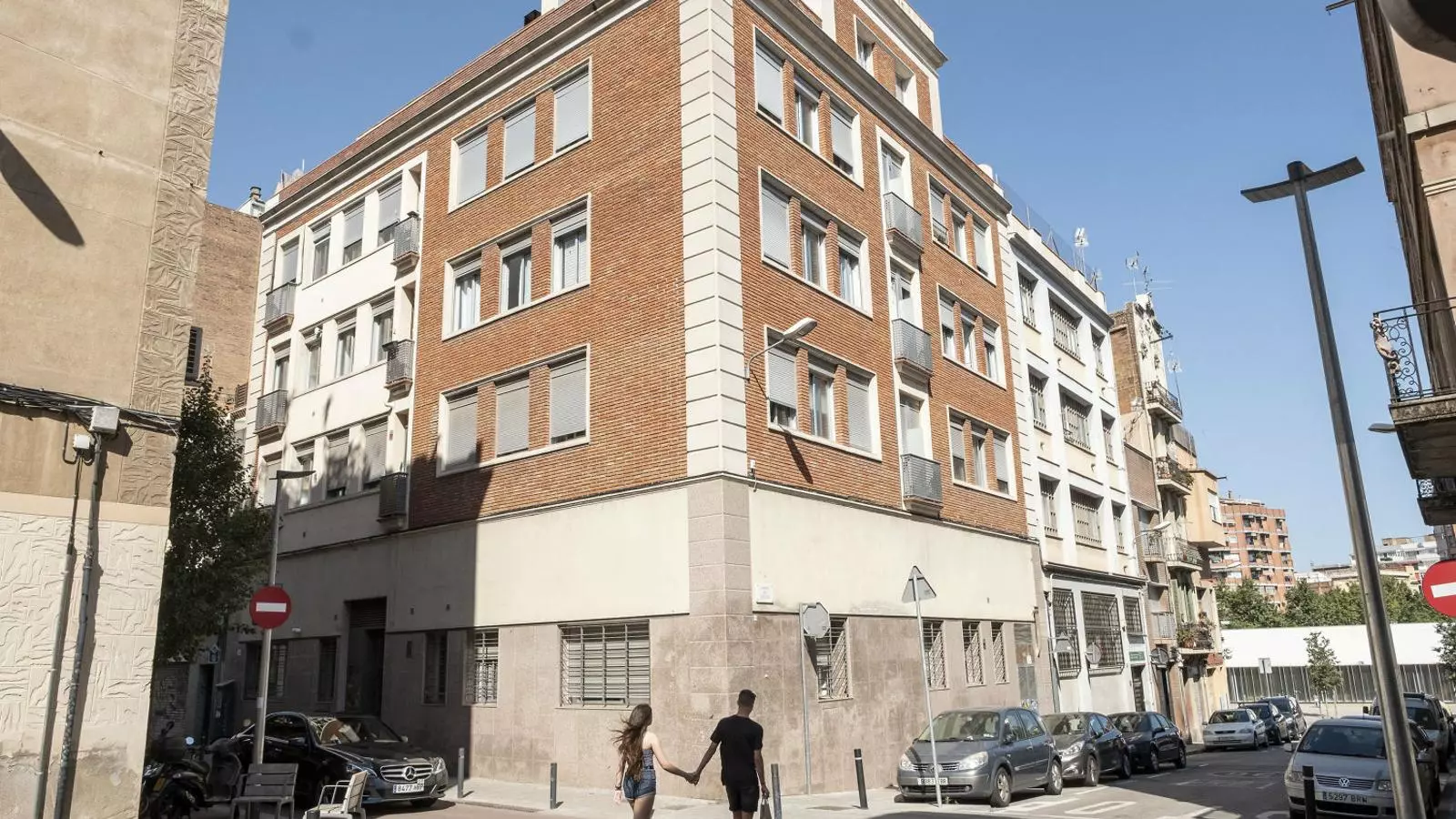 Façana del bloc del carrer Ripollès 56, que ara està en mans d’un fons d’inversió immobiliari que pretén doblar el preu dels lloguers als inquil·lins actuals.