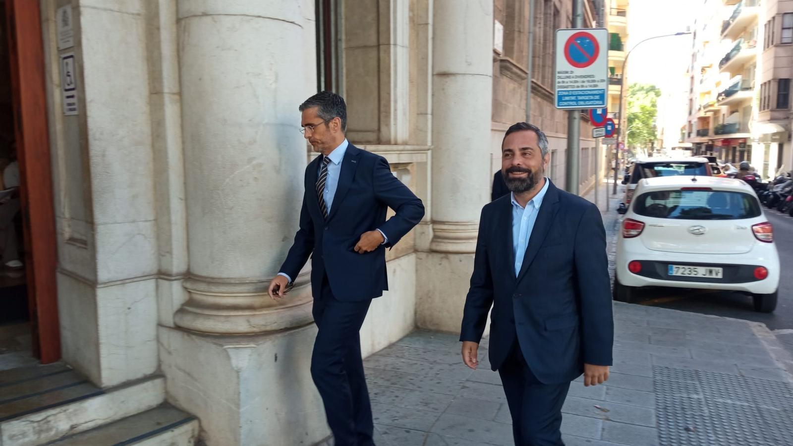 The head of the cabinet of the president of the Government, Alejandro Jurado (r), arrives at the courts of Via Alemanya with his lawyer, Jaime Campaner (l).