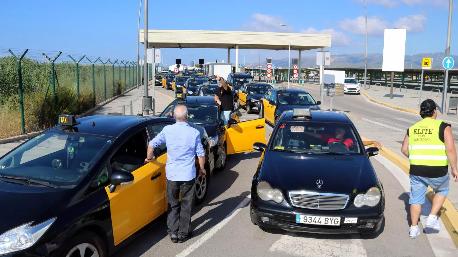 Taxis sortint de l'àrea de descans de l'aeroport de Barcelona. Inicien la marxa lenta cap al centre de Barcelona