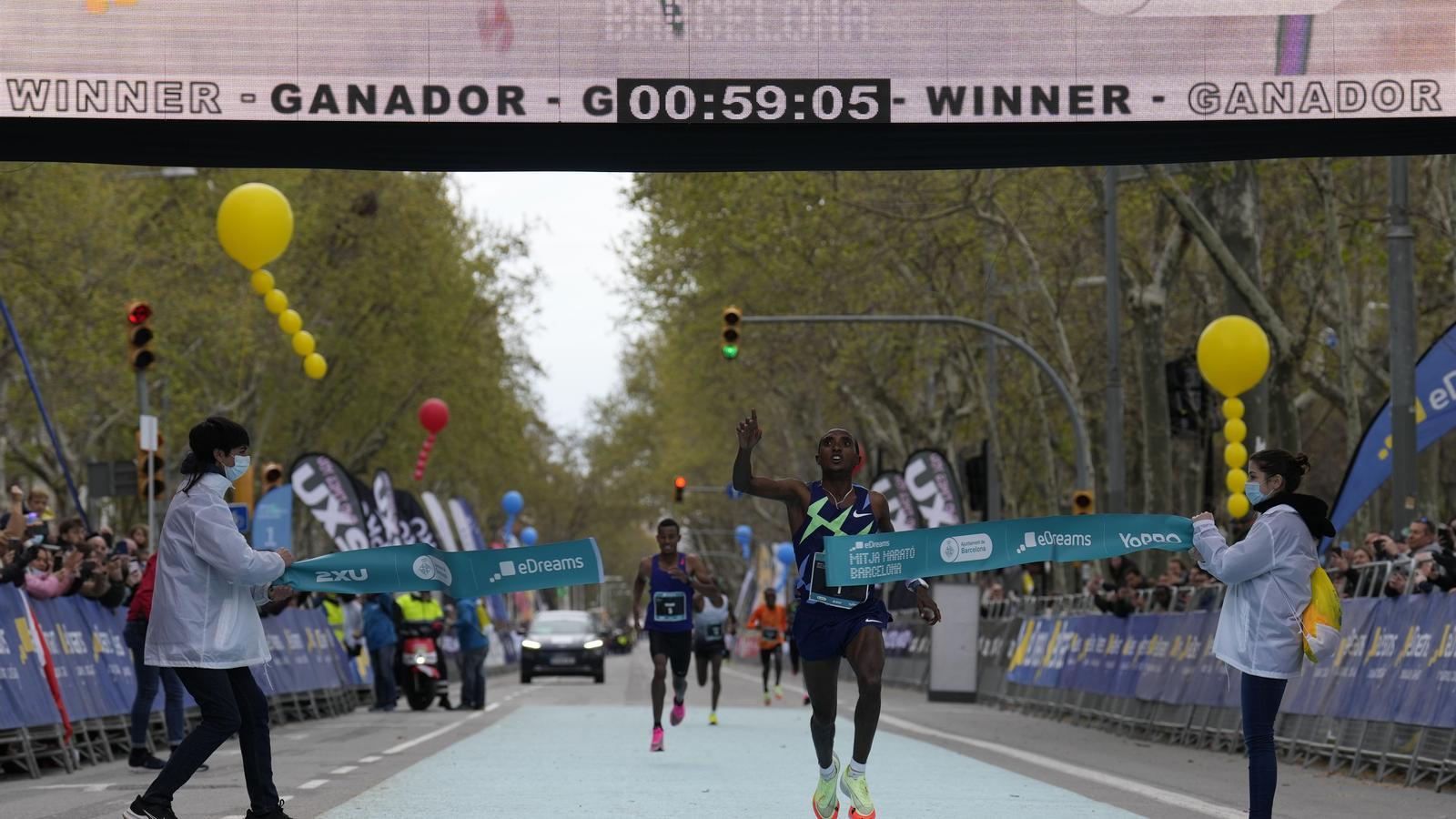 El etíope Haftelu Teklu cruza la línea de llegada para ganar el Medio Maratón de Barcelona 2022
