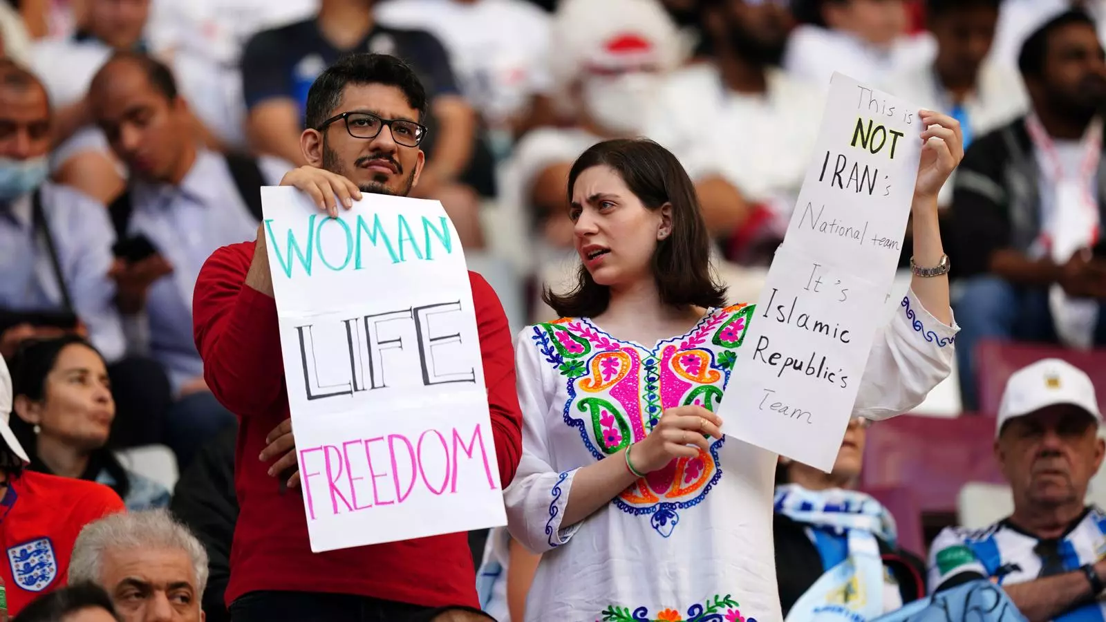 Protestes de l'afició de l'Iran a les grades de l'estadi Internacional Khalifa per la repressió que viu el poble iranià al seu país