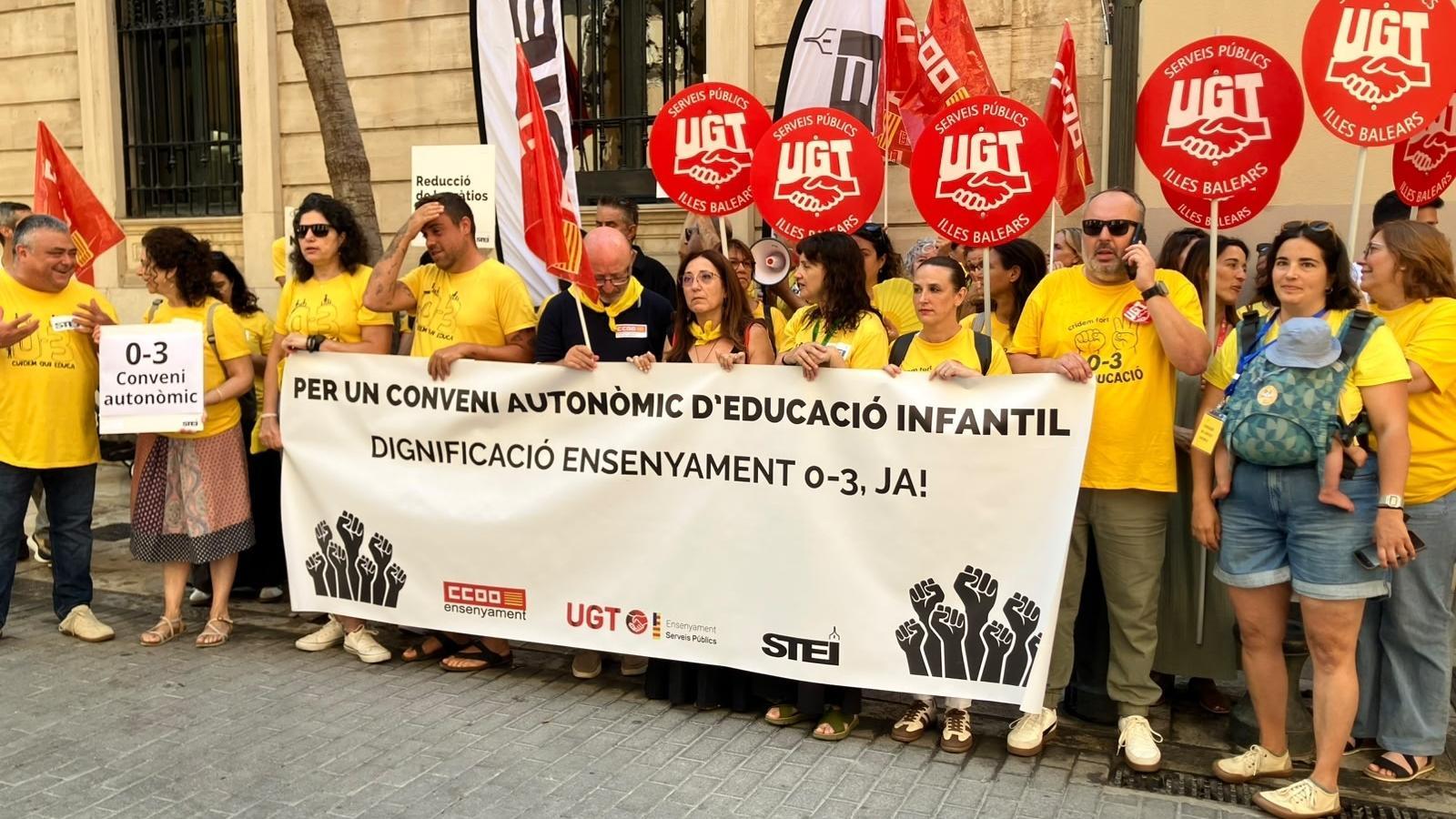 Concentración de los sindicatos y las educadoras ante las puertas del Parlamento