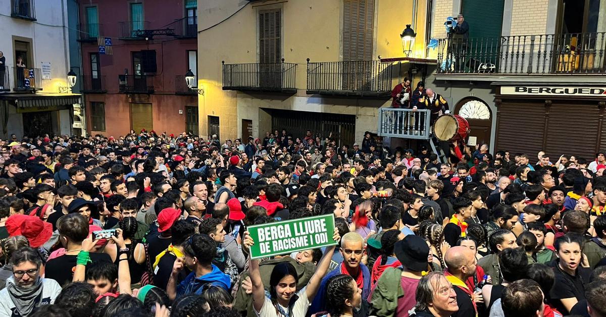Escridassada a Sílvia Orriols a la Patum de Berga: la líder d'Aliança Catalana havia estat convidada al balcó de l'Ajuntament per la regidora que s'ha passat al seu partit i que serà l'alcaldable