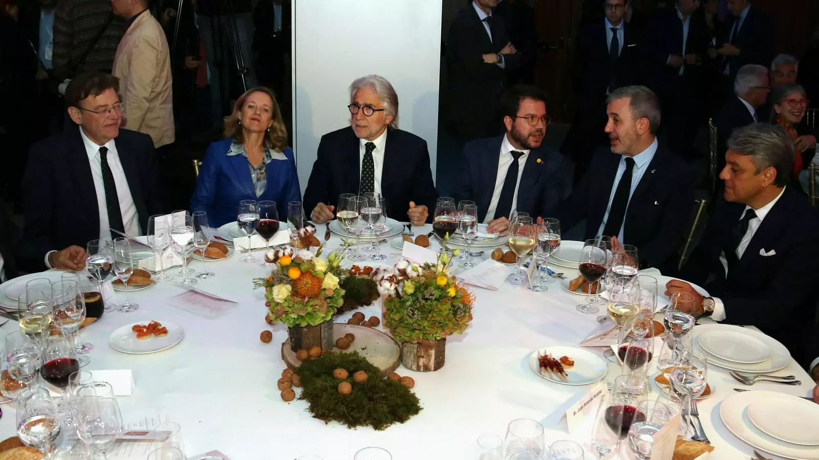 Taula d'autoritats als premis Carles Ferrer Salat amb el vicepresident del Govern, Pere Aragonès, la ministra d'Economia en funcions, Nadia Calviño, el president de Foment del Treball, Josep Sánchez-Llibre
