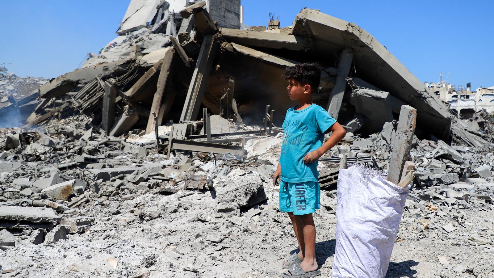 A child in front of a building destroyed by an Israeli attack in Gaza City, this Monday.