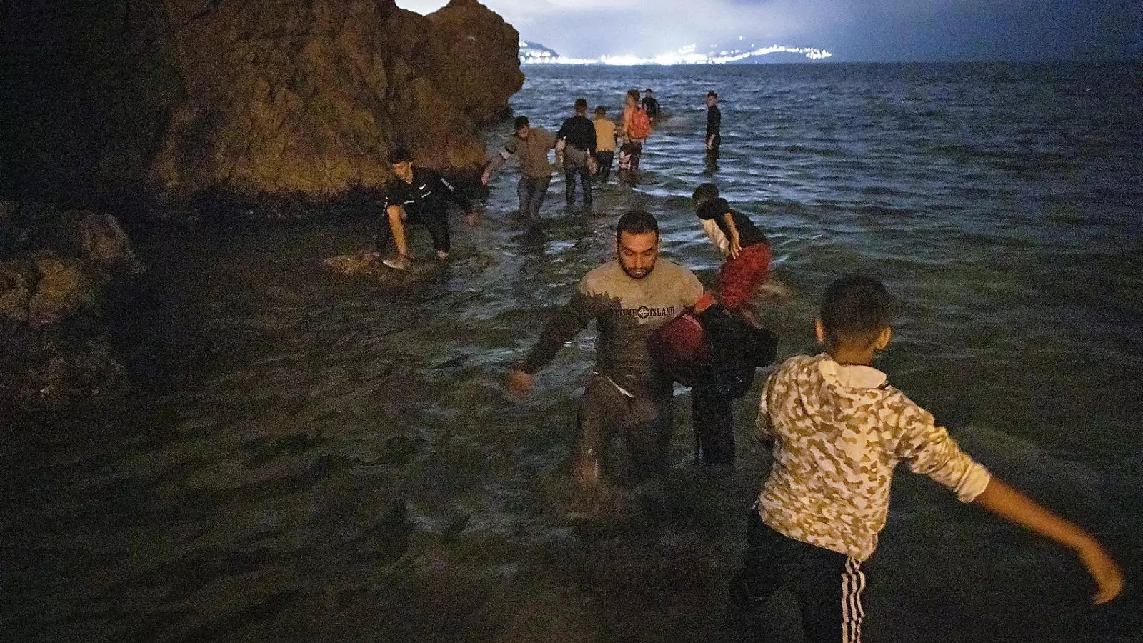 Un grup de persones intentant travessar la frontera entre Espanya i el Marroc.