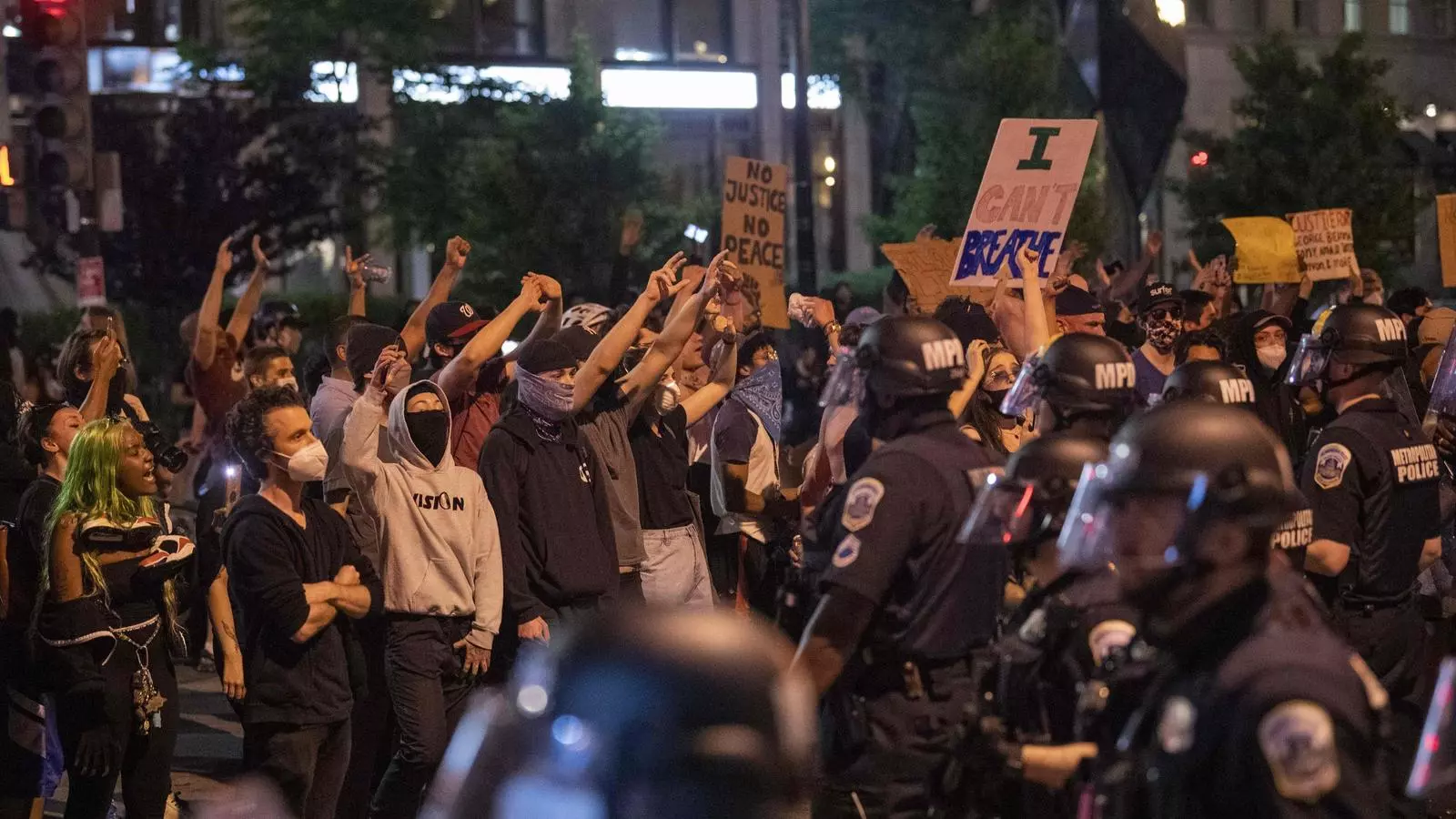 Manifestants alçant el puny davant d'un cordó policial a Washington