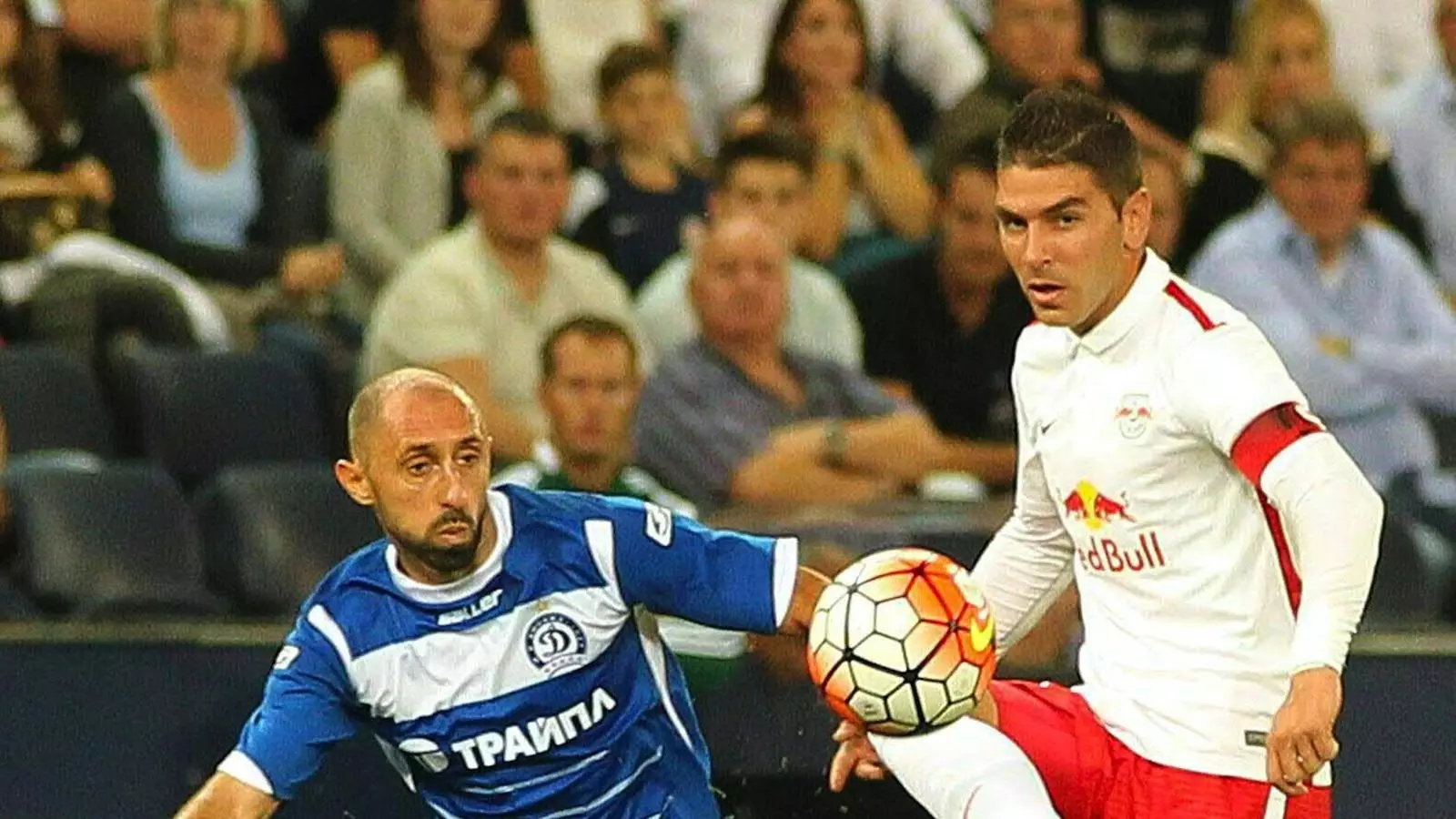Jonathan Soriano controla una pilota durant un partit de l'Europa League amb el Red Bull Salzburg / EFE